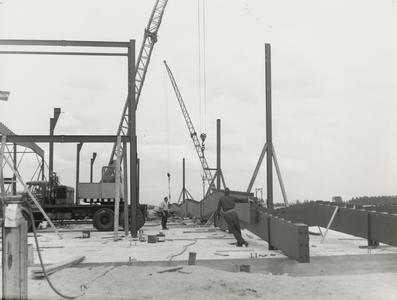 860404 Gezicht op het takelen van de metalen dakspanten voor de nieuwe fabriek van Van Rijn's Mosterdfabrieken, op het ...